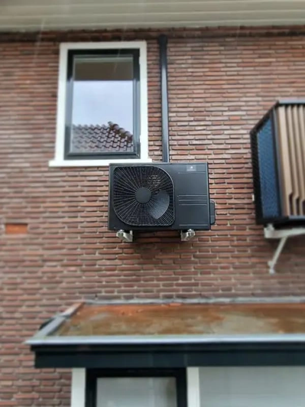 Mat zwarte buitenunit in Amersfoort