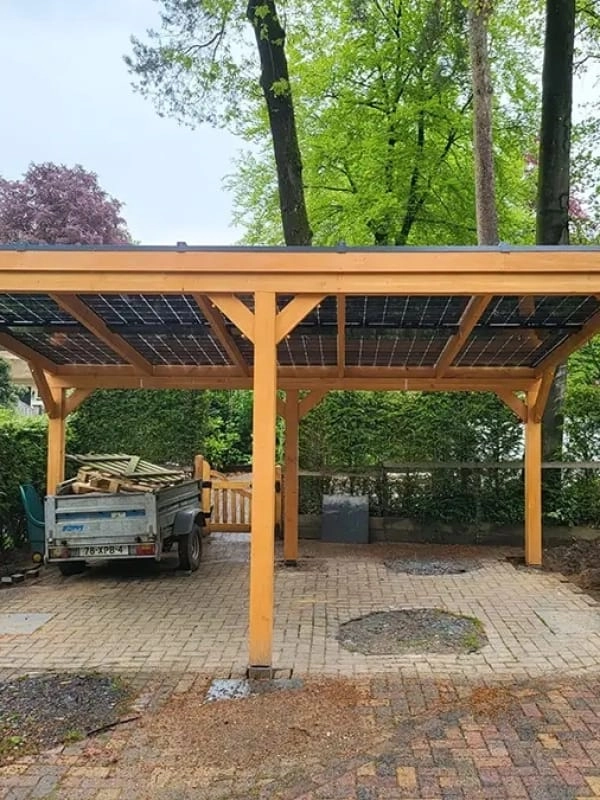 Houten carport met zonnepanelen