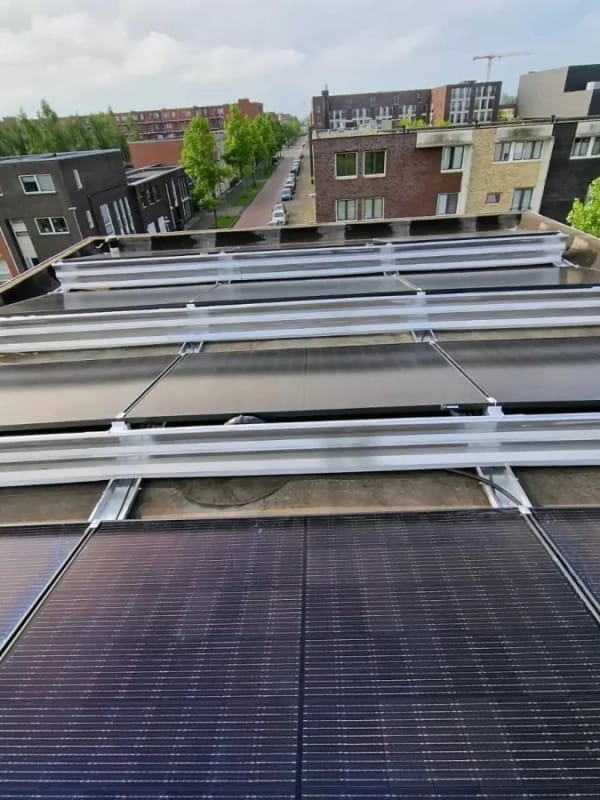 12 zonnepanelen in Almere