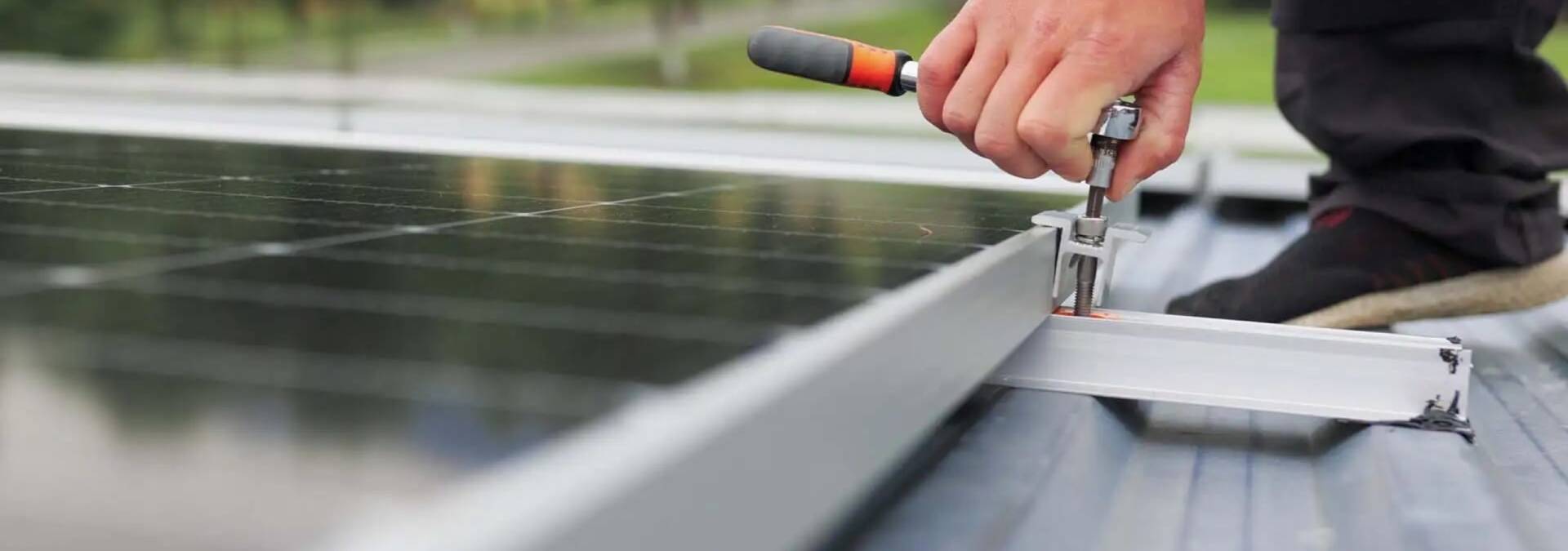 Zakelijke zonnepanelen op een bedrijfsdak in de regio Barneveld