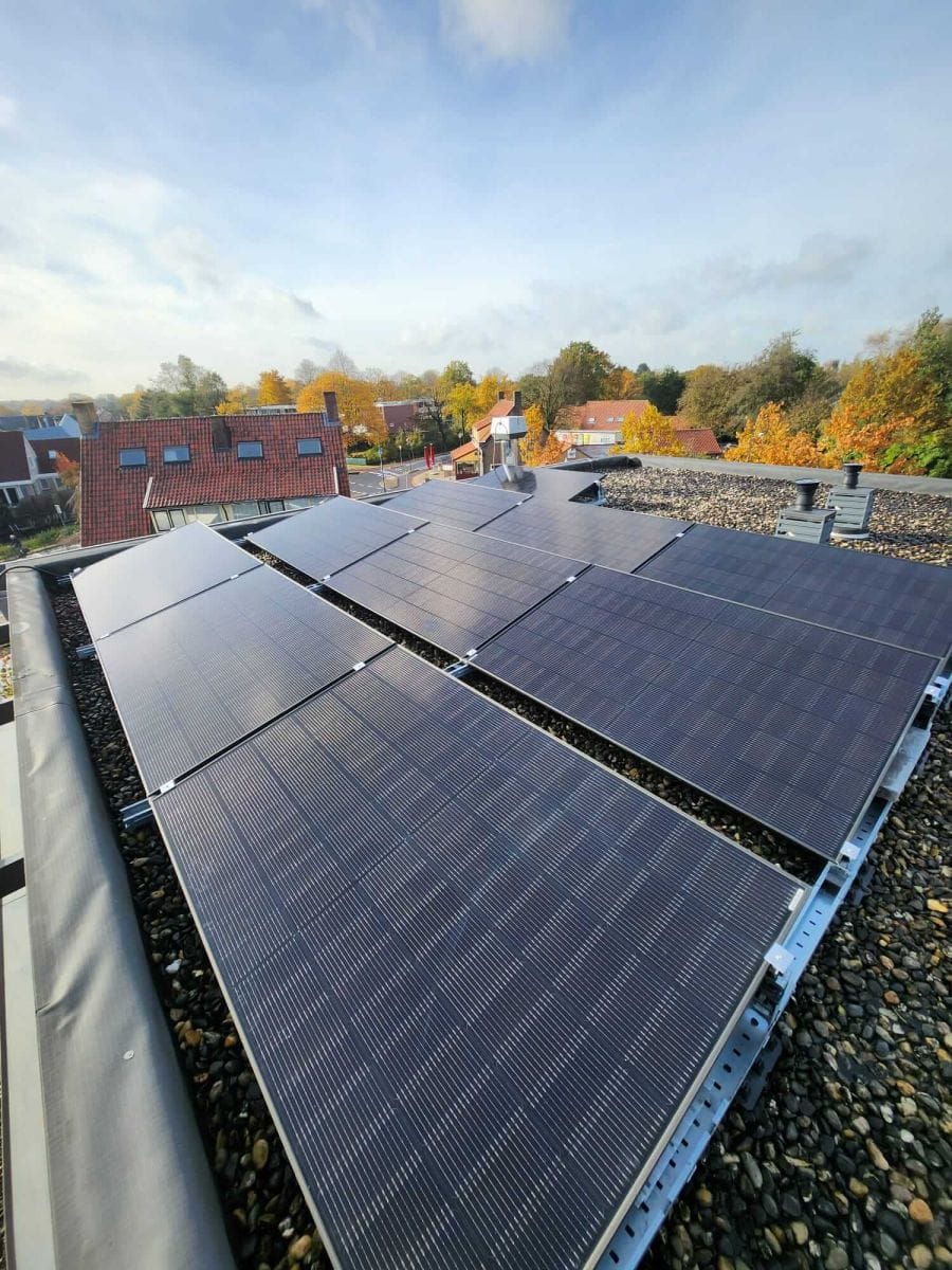 Zwarte zonnepanelen op een dak